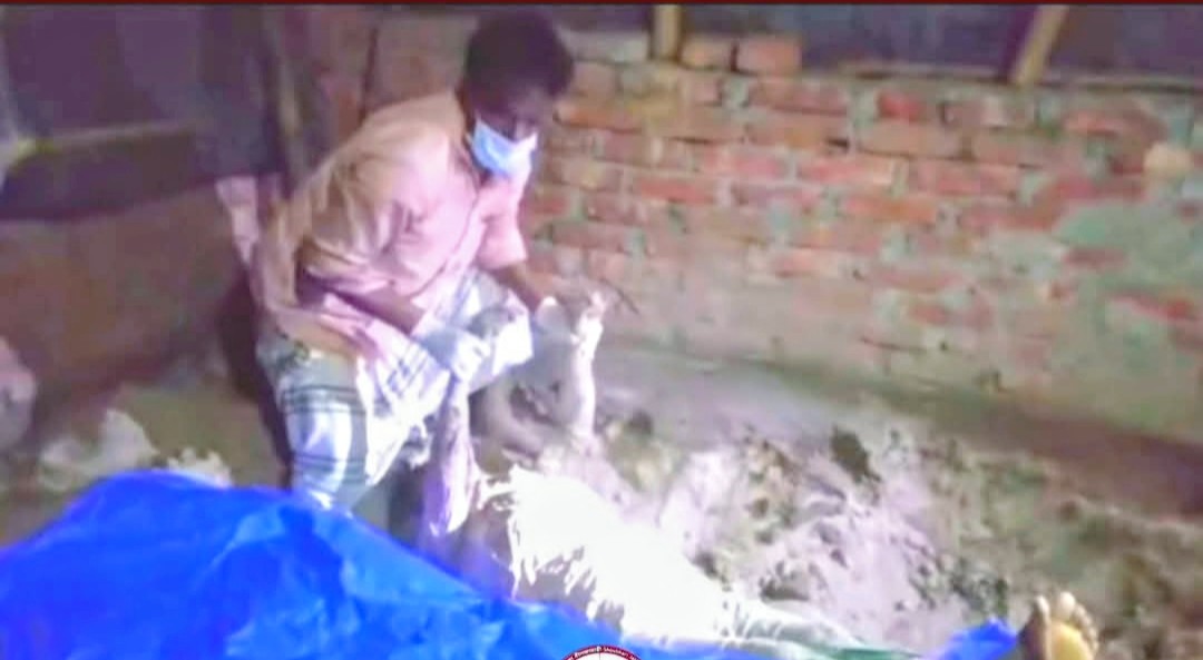 কিশোরগঞ্জের বড়ভিটায় মাকে হত্যার পর,লাস ঘরের মেঝেতে পুতে রাখলো ছেলে!