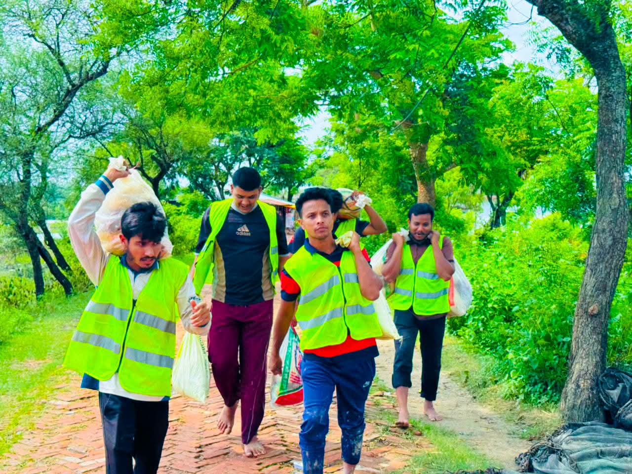 আজ কিশোরগঞ্জ উপজেলাবাসির পক্ষ থেকে চট্টগ্রামের বাঁশখালী উপজেলার সবচেয়ে ক্ষতিগ্রস্ত ৪নং ওয়ার্ডের বাশখালা ১২০টি বন্যার্ত পরিবারের মাঝে জরুরি খাদ্যসামগ্রী বিতরণ করা হয়।